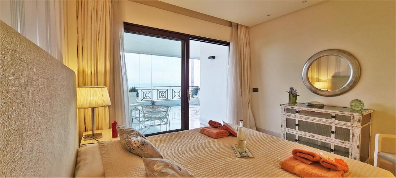 Luxury Apartment Frontal Beach In Doncella Beach Estepona Bagian luar foto